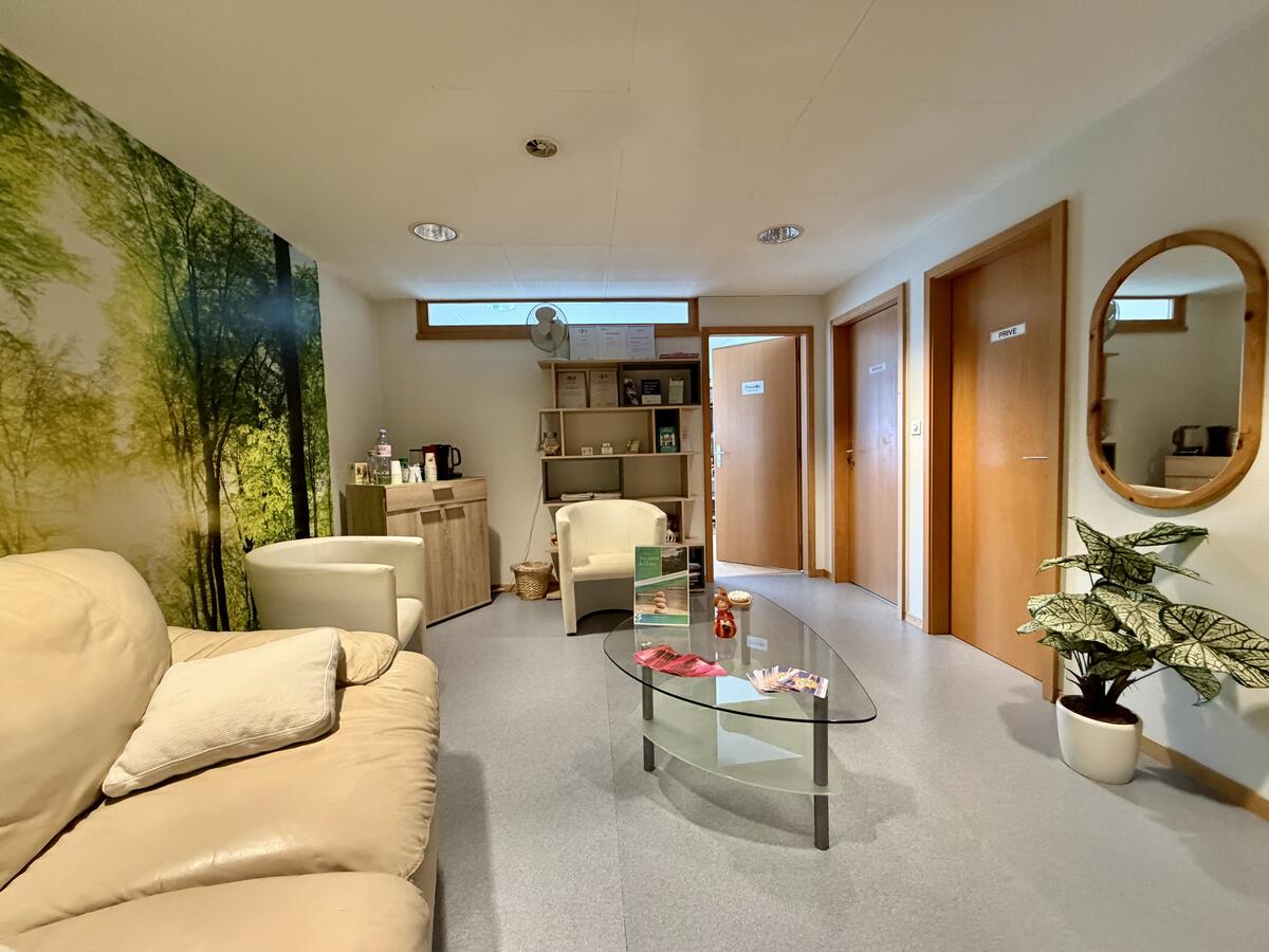 Salle d’attente Cabinet Naturos Prilly avec canapé et décor nature